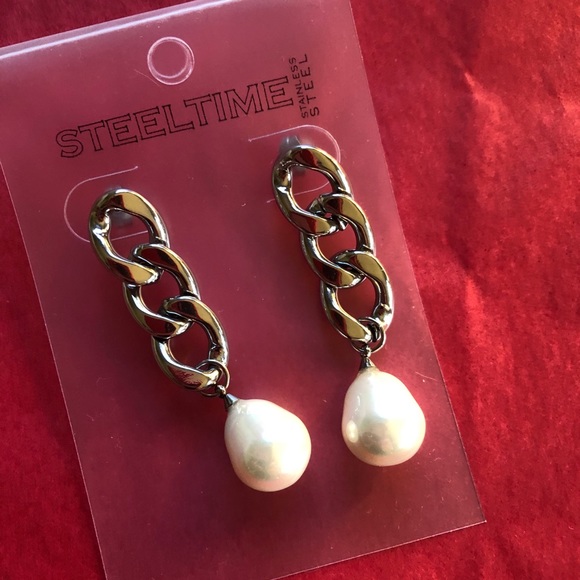 ❤️ Faux Pearl 2 Inch Dangle Earrings ❤️ - Picture 5 of 6